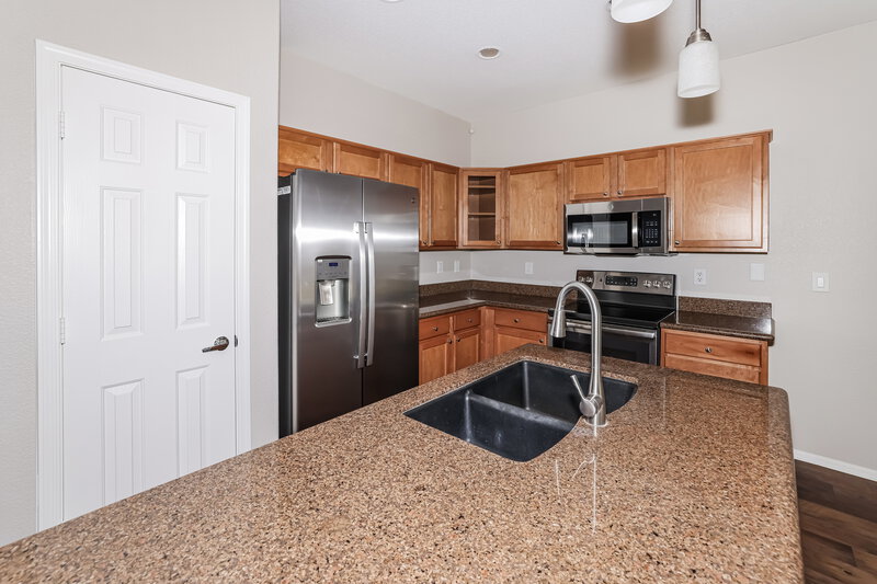 1,950/Mo, 21234 N 94th Ln Peoria, AZ 85382 Kitchen View 2