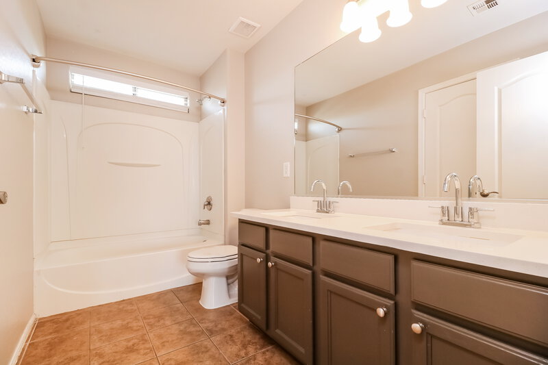 2,550/Mo, 4620 W Ellis St Laveen, AZ 85339 Bathroom View