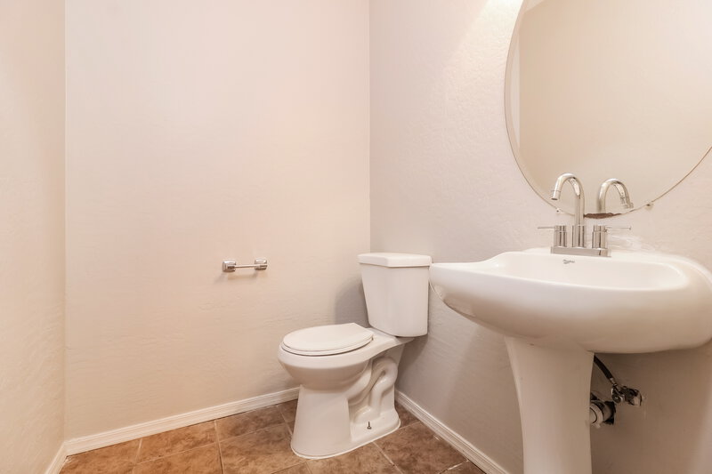 2,550/Mo, 4620 W Ellis St Laveen, AZ 85339 Bathroom View 2