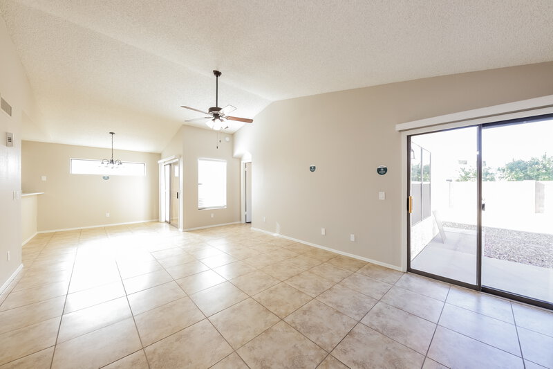 2,080/Mo, 18246 N 87th Dr Peoria, AZ 85382 Living Room View
