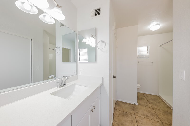 2,080/Mo, 18246 N 87th Dr Peoria, AZ 85382 Main Bathroom View
