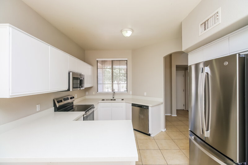 2,065/Mo, 2156 N 30th St Mesa, AZ 85213 Kitchen View