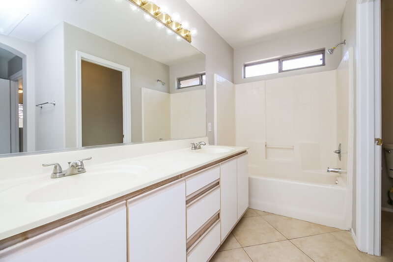 2,065/Mo, 2156 N 30th St Mesa, AZ 85213 Main Bathroom View