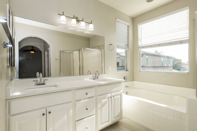 2,295/Mo, 1303 E Julian Dr Gilbert, AZ 85295 Main Bathroom View 2