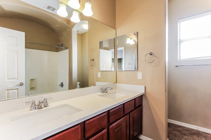 3,190/Mo, 4261 N 157th Ave Goodyear, AZ 85395 Main Bathroom View 2