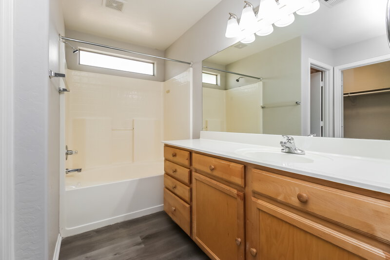 1,725/Mo, 13402 W Watson Ln Surprise, AZ 85379 Main Bathroom View