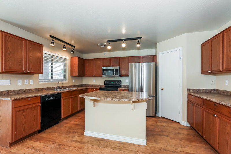 2,670/Mo, 4332 S Ponderosa Dr Gilbert, AZ 85297 Kitchen View