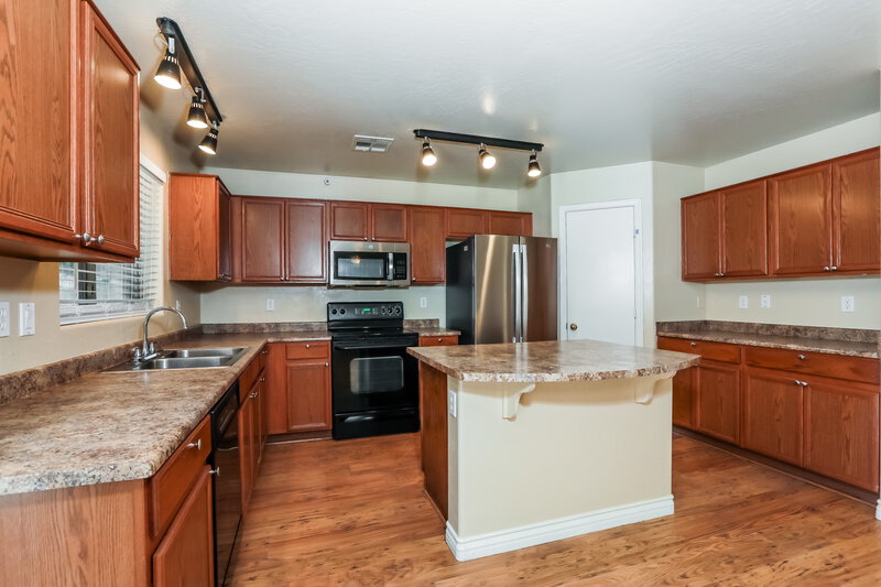 2,670/Mo, 4332 S Ponderosa Dr Gilbert, AZ 85297 Kitchen View 2