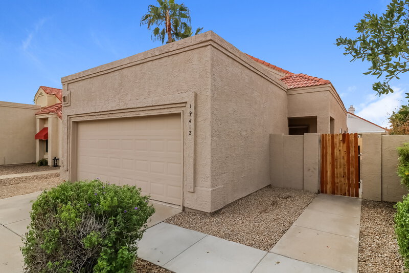 2,320/Mo, 19412 N 76th Ave Glendale, AZ 85308 Front View