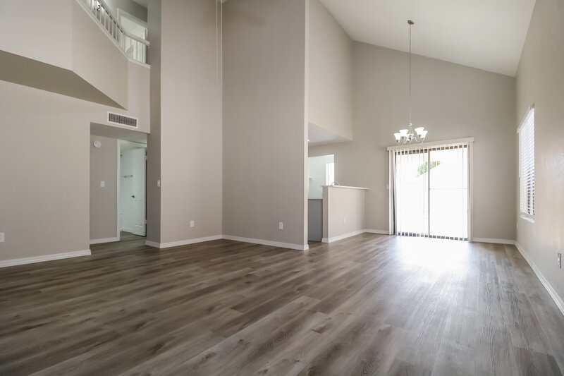 2,320/Mo, 19412 N 76th Ave Glendale, AZ 85308 Living Room View 2