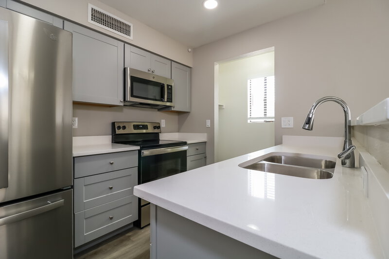 2,320/Mo, 19412 N 76th Ave Glendale, AZ 85308 Kitchen View 2