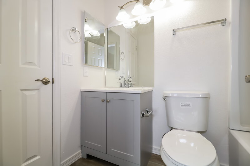 2,320/Mo, 19412 N 76th Ave Glendale, AZ 85308 Main Bathroom View