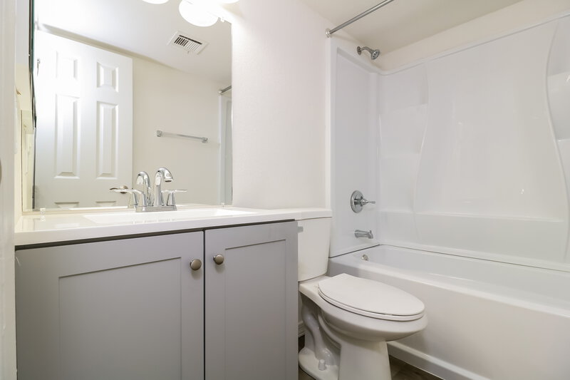 2,320/Mo, 19412 N 76th Ave Glendale, AZ 85308 Bathroom View