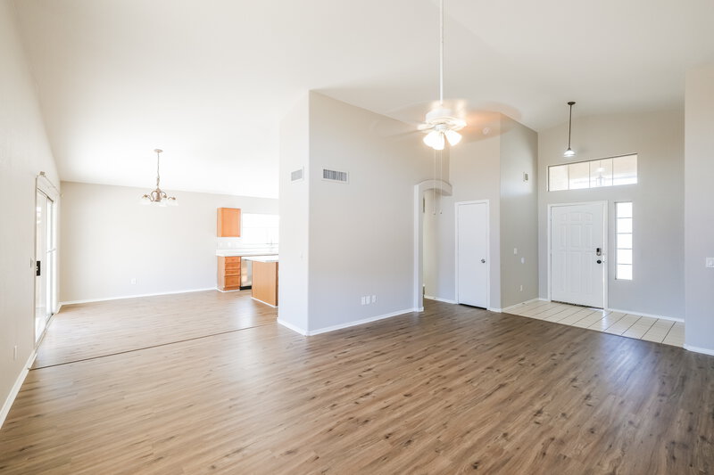 2,175/Mo, 10870 W Royal Palm Rd Peoria, AZ 85345 Living Room View