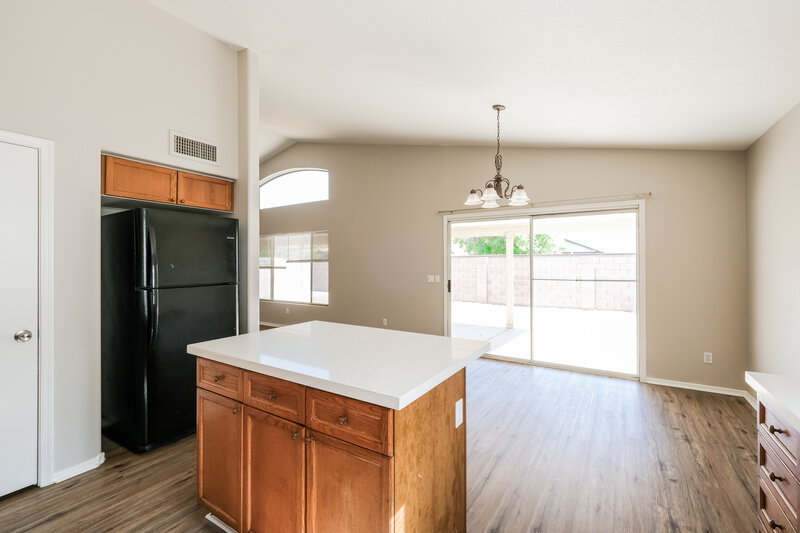 2,175/Mo, 10870 W Royal Palm Rd Peoria, AZ 85345 Kitchen View 2