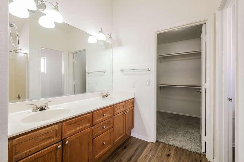 2,175/Mo, 10870 W Royal Palm Rd Peoria, AZ 85345 Main Bathroom View