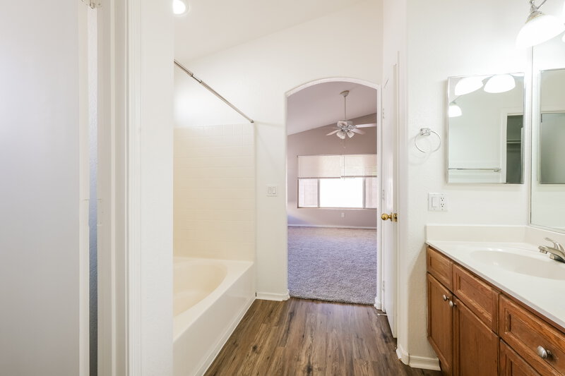 2,175/Mo, 10870 W Royal Palm Rd Peoria, AZ 85345 Main Bathroom View 2