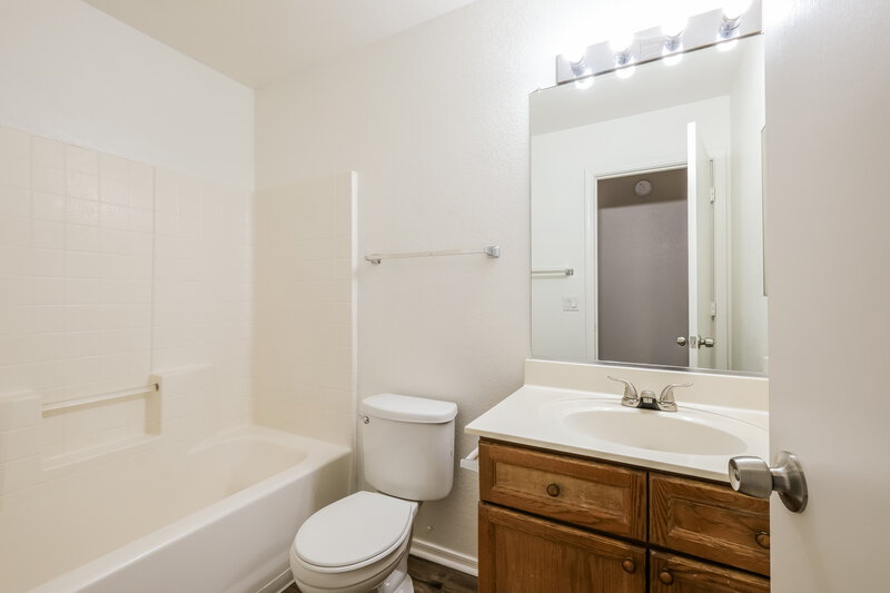 2,175/Mo, 10870 W Royal Palm Rd Peoria, AZ 85345 Bathroom View