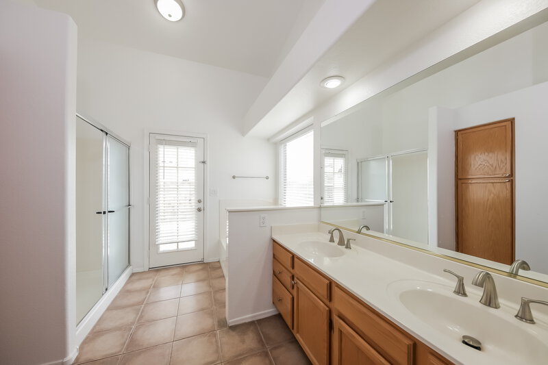 2,110/Mo, 8977 W Tierra Buena Ln Peoria, AZ 85382 Main Bathroom View