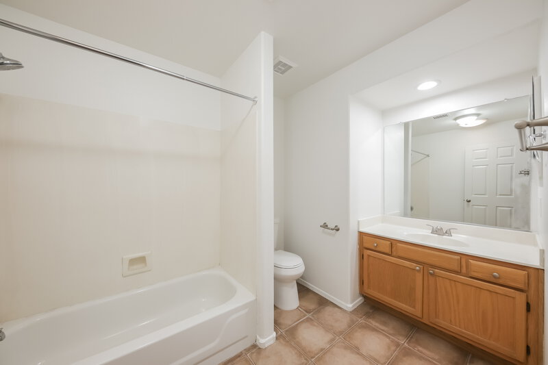 2,110/Mo, 8977 W Tierra Buena Ln Peoria, AZ 85382 Main Bathroom View 2