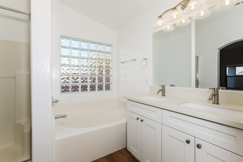 2,115/Mo, 3756 W Yellow Peak Dr San Tan Valley, AZ 85144 Main Bathroom View 2