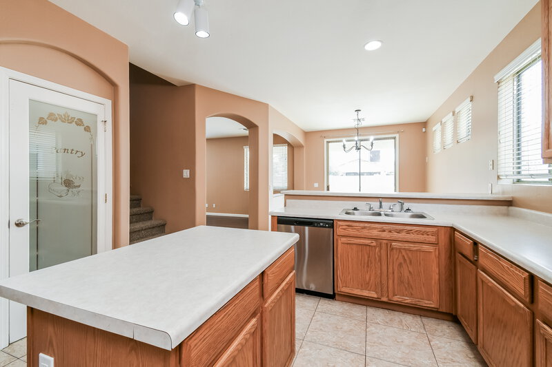 2,815/Mo, 10047 E Lakeview Ave Mesa, AZ 85209 Kitchen View