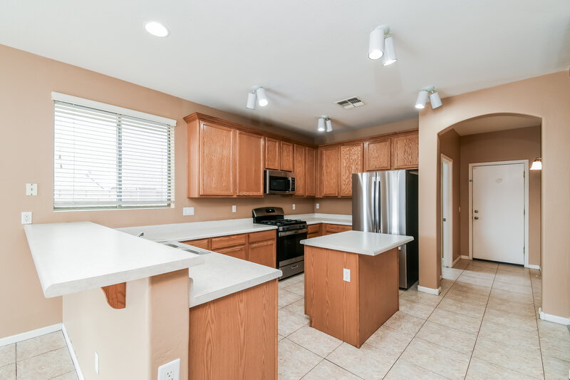 2,815/Mo, 10047 E Lakeview Ave Mesa, AZ 85209 Kitchen View 2
