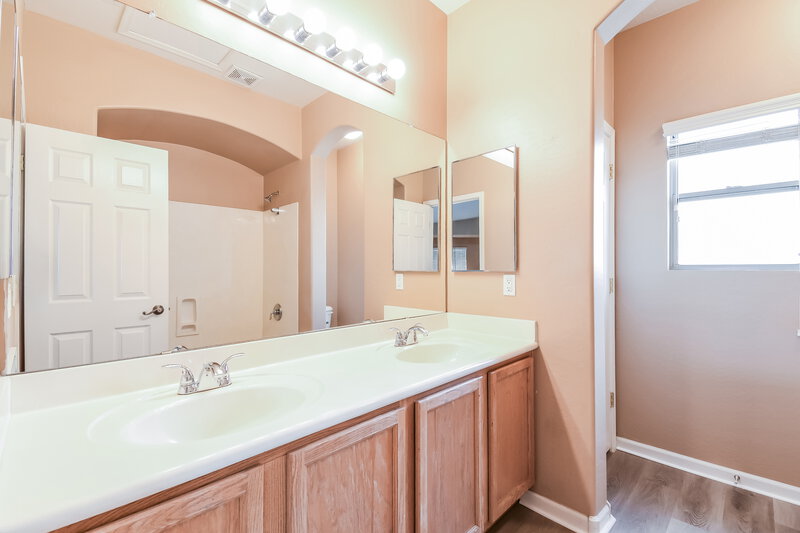 2,815/Mo, 10047 E Lakeview Ave Mesa, AZ 85209 Bathroom View 2