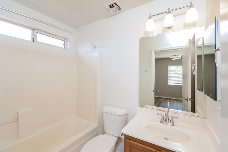 1,780/Mo, 12805 N 121st Dr El Mirage, AZ 85335 Main Bathroom View