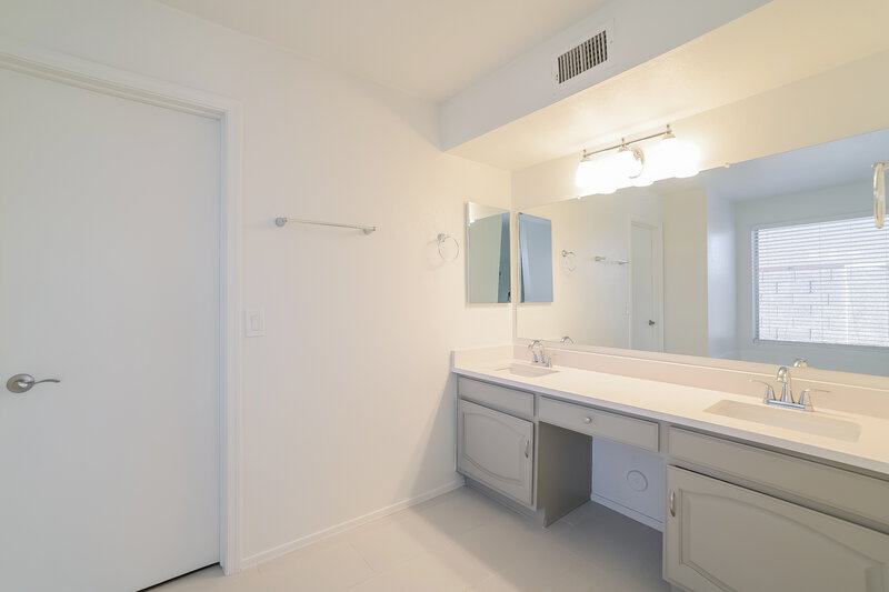 2,310/Mo, 14994 W Bottle Tree Ave Surprise, AZ 85374 Main Bathroom View