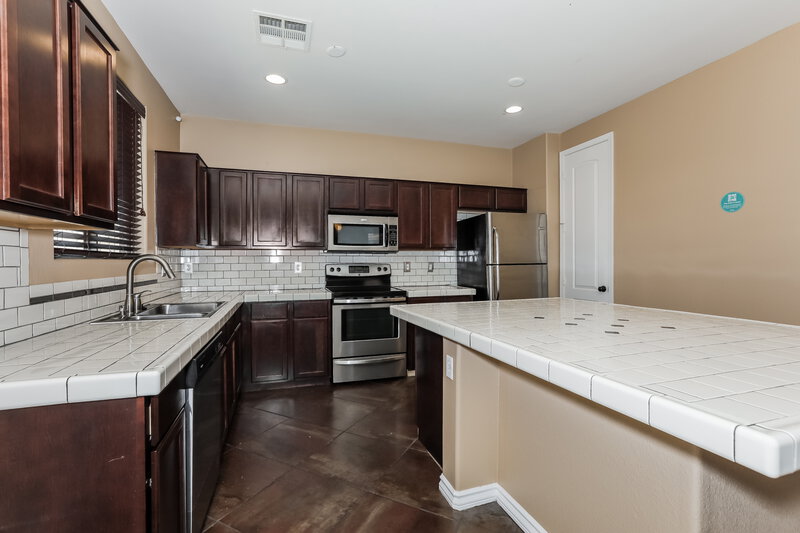 2,915/Mo, 4128 E Desert Sands Pl Chandler, AZ 85249 Kitchen View 2