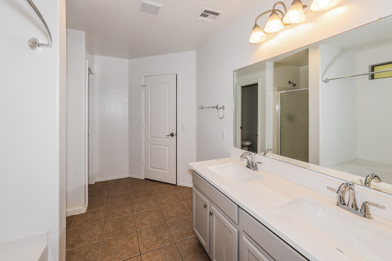 1,990/Mo, 16022 N 168th Ln Surprise, AZ 85388 Main Bathroom View