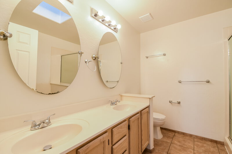 2,390/Mo, 1449 E Laurel Ave Gilbert, AZ 85234 Main Bathroom View