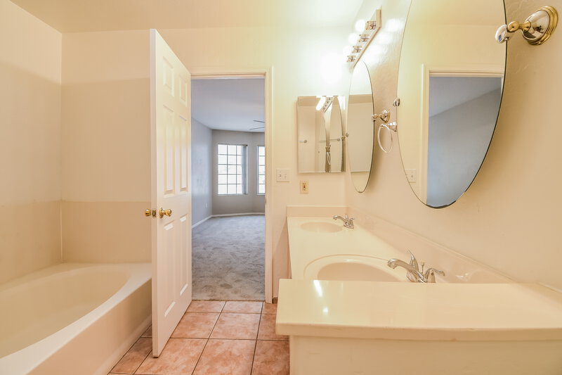 2,390/Mo, 1449 E Laurel Ave Gilbert, AZ 85234 Main Bathroom View 2