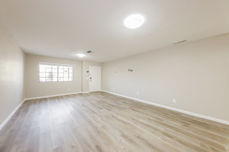 2,155/Mo, 3841 W Villa Linda Dr Glendale, AZ 85310 Living Room View 2