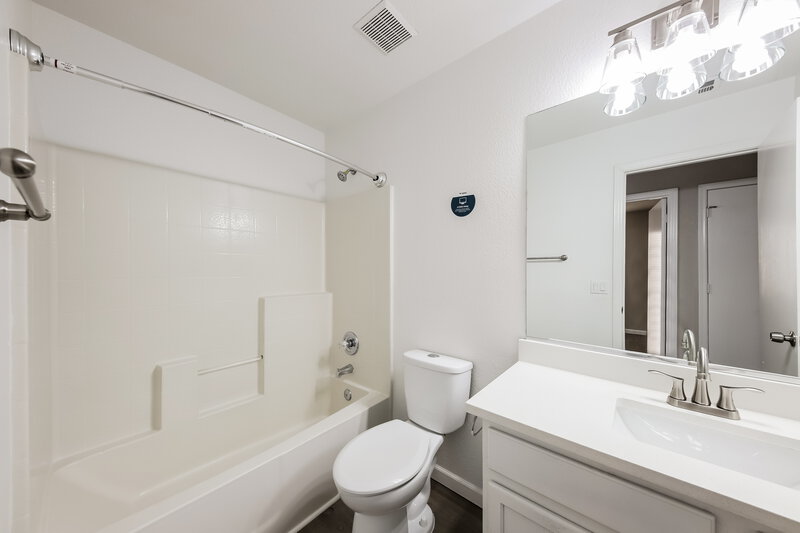 2,155/Mo, 3841 W Villa Linda Dr Glendale, AZ 85310 Bathroom View