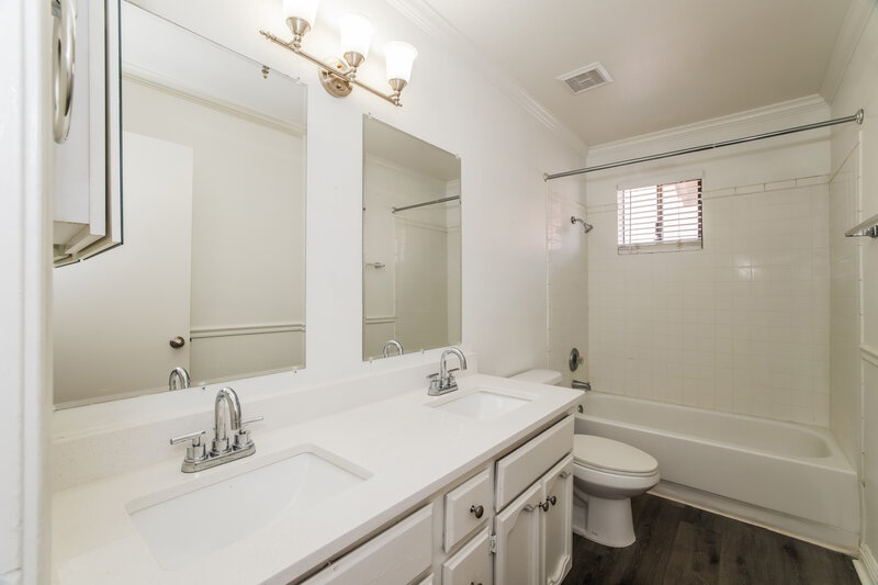 2,750/Mo, 440 E San Pedro Ave Gilbert, AZ 85234 Primary Bathroom View