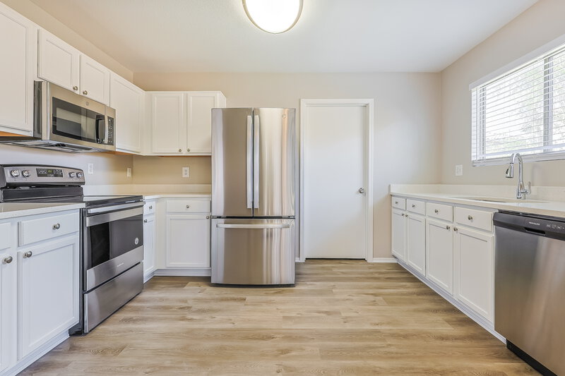 2,185/Mo, 2300 E Gleneagle Dr Chandler, AZ 85249 Kitchen View 2