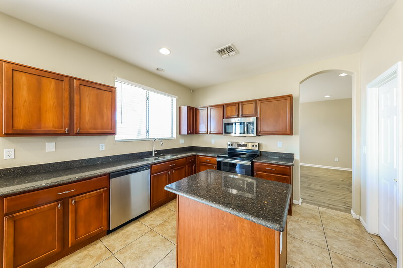 3,060/Mo, 33305 N 21st Dr Phoenix, AZ 85085 Kitchen View 2