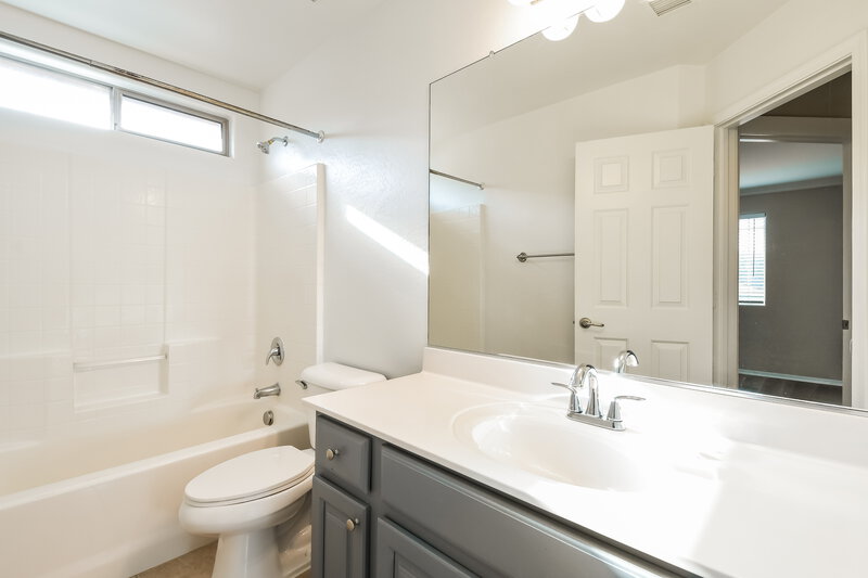 2,690/Mo, 4480 E Sundance Ct Gilbert, AZ 85297 Bathroom View 2