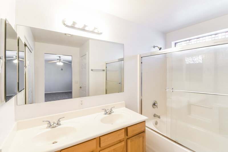 2,020/Mo, 6343 S Nash Way Chandler, AZ 85249 Main Bathroom View