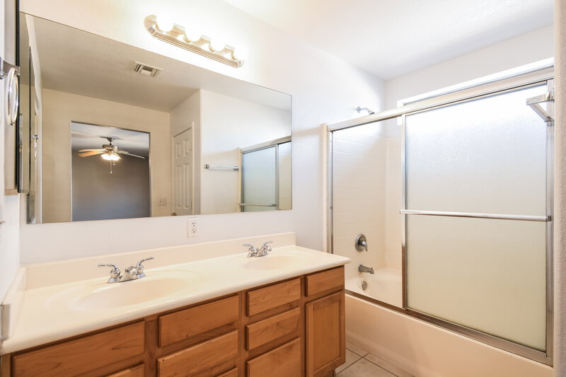 3,195/Mo, 6343 S Nash Way Chandler, AZ 85249 Main Bathroom View