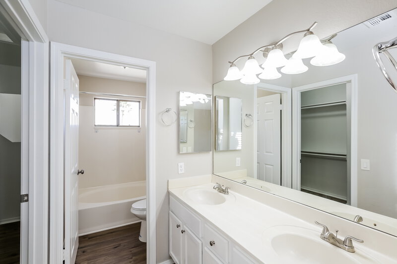 2,340/Mo, 250 W Juniper Ave Unit 67 Gilbert, AZ 85233 Main Bathroom View