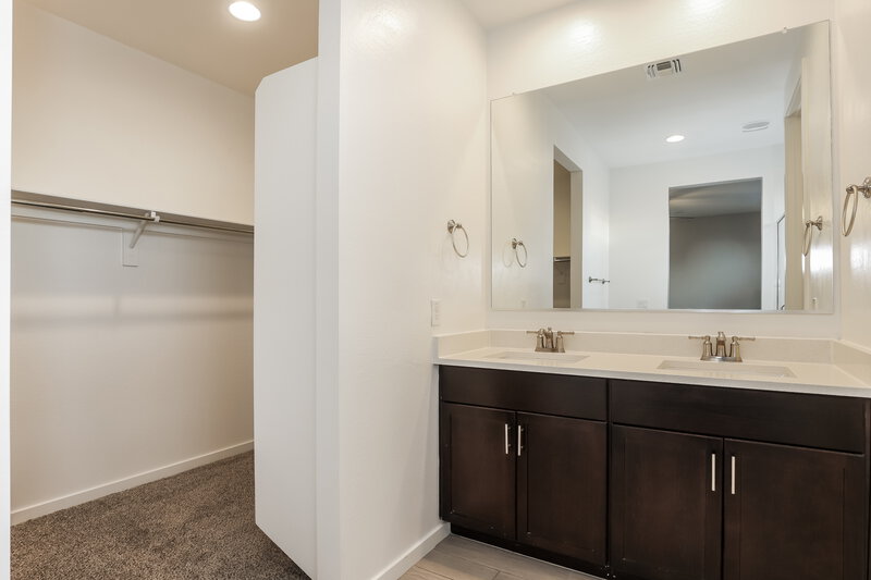 2,535/Mo, 11008 S 56th Ln Laveen, AZ 85339 Main Bathroom View