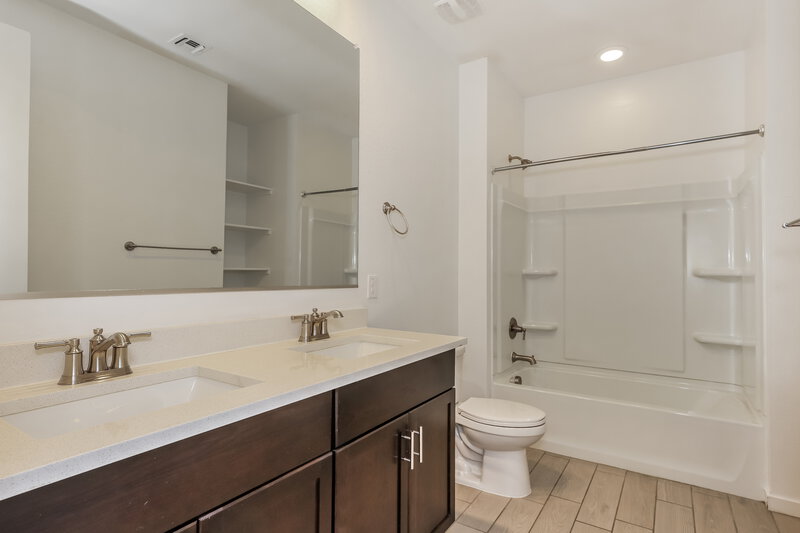 2,535/Mo, 11008 S 56th Ln Laveen, AZ 85339 Bathroom View 2