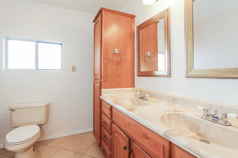 1,995/Mo, 5220 W Christy Dr Glendale, AZ 85304 Main Bathroom View