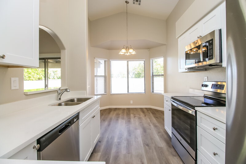 2,220/Mo, 341 N Fresno St Chandler, AZ 85225 Kitchen View 2