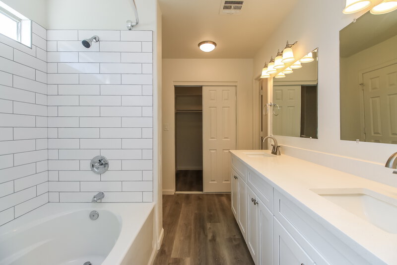 2,220/Mo, 341 N Fresno St Chandler, AZ 85225 Main Bathroom View