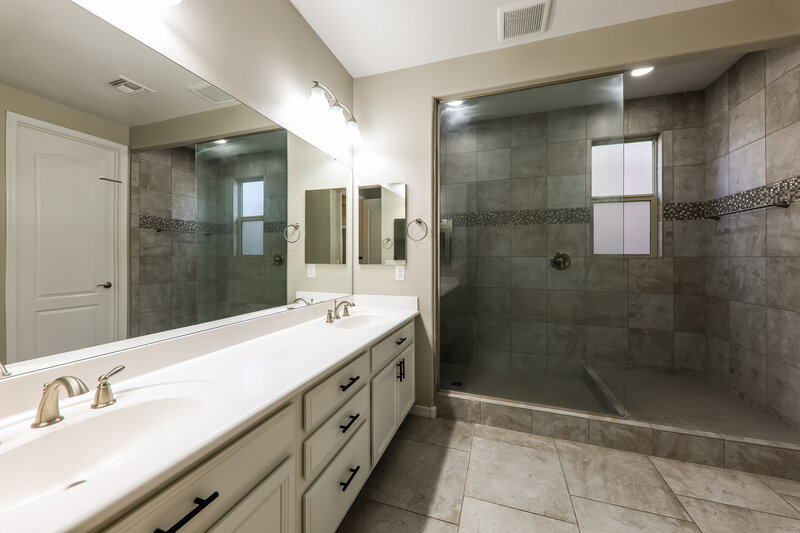 3,135/Mo, 10642 W Anna Ave Peoria, AZ 85383 Main Bathroom View