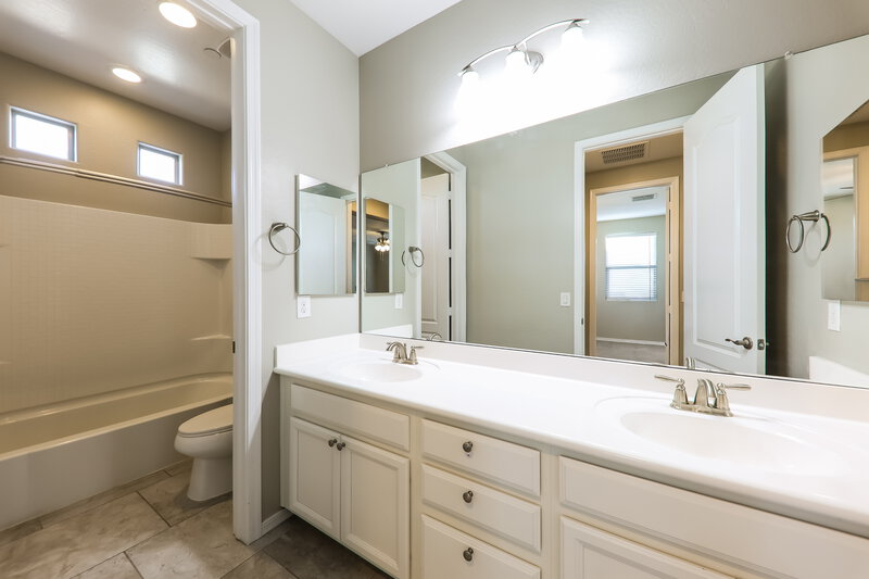 3,135/Mo, 10642 W Anna Ave Peoria, AZ 85383 Bathroom View